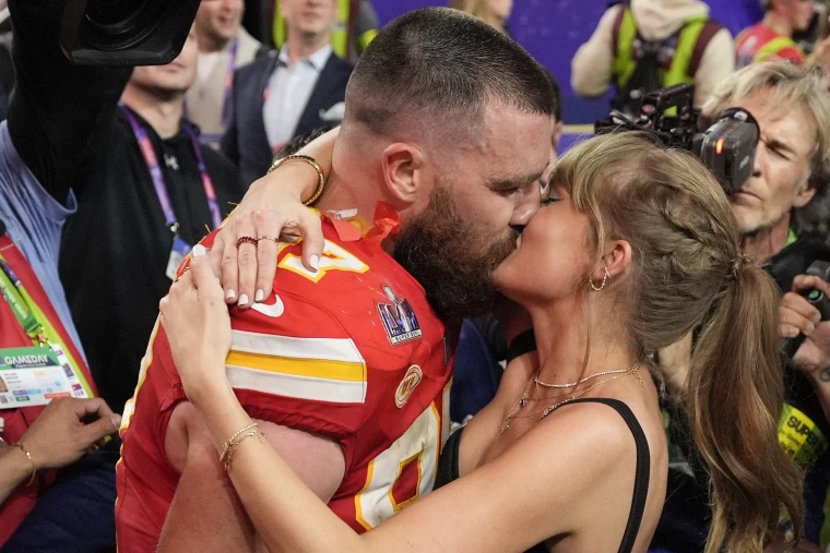 taylor swift and travis kelce's Hot kiss