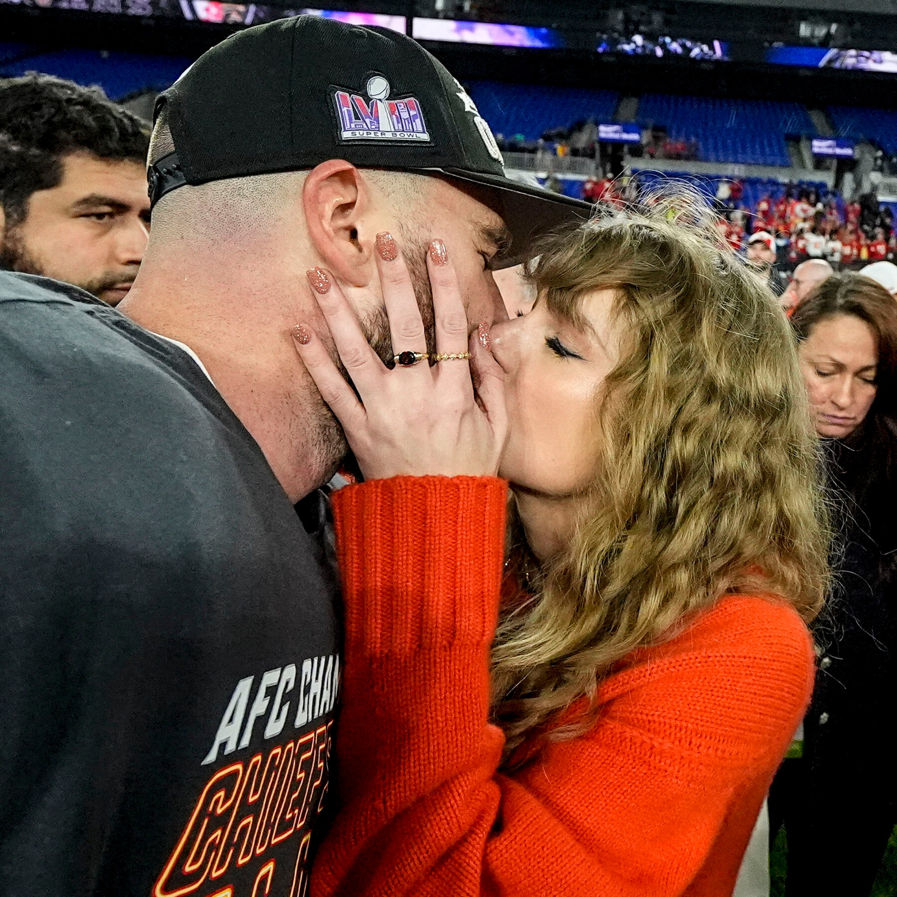 taylor swift and travis Kelce hot kiss